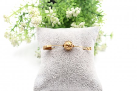 Alfinete de peito em prata dourada com aplicação de bola de Viana adornado.